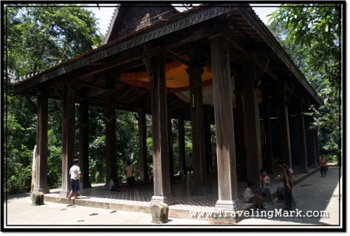 Photo: Child Touts Preying on Foreigners Outside of Preah Ntep Pagoda