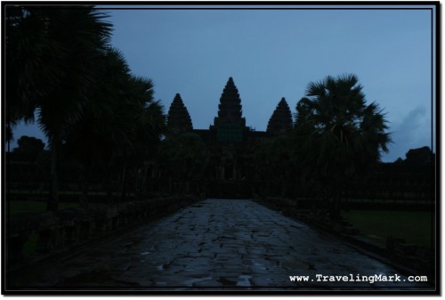 Photo: Causeway Before Angkor Wat Can Only Be Seen This Free From Tourists At Night