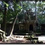 Photo: Gate Through the Wall Surrounding the Royal Palace Area og Angkor Thom Where a Group of Gnarly Cambodians Hung Out