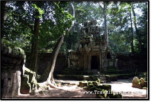 Photo: Gate Through the Wall Surrounding the Royal Palace Area og Angkor Thom Where a Group of Gnarly Cambodians Hung Out