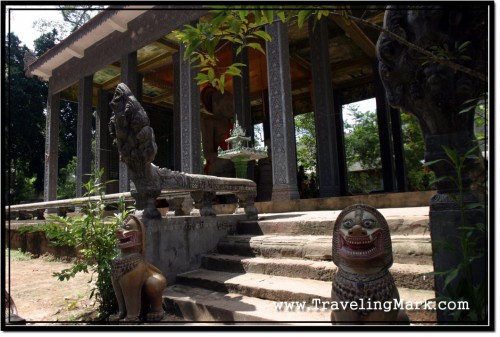 Photo: Nagas and Lions Decorating the Entrance to Wat Tang Tok