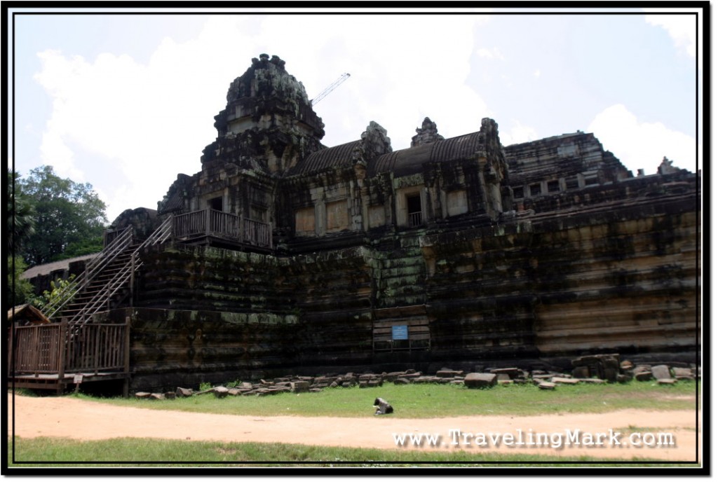 Photo: Restoration Works on Baphuon Temple Include Installation of Wooden Stairs