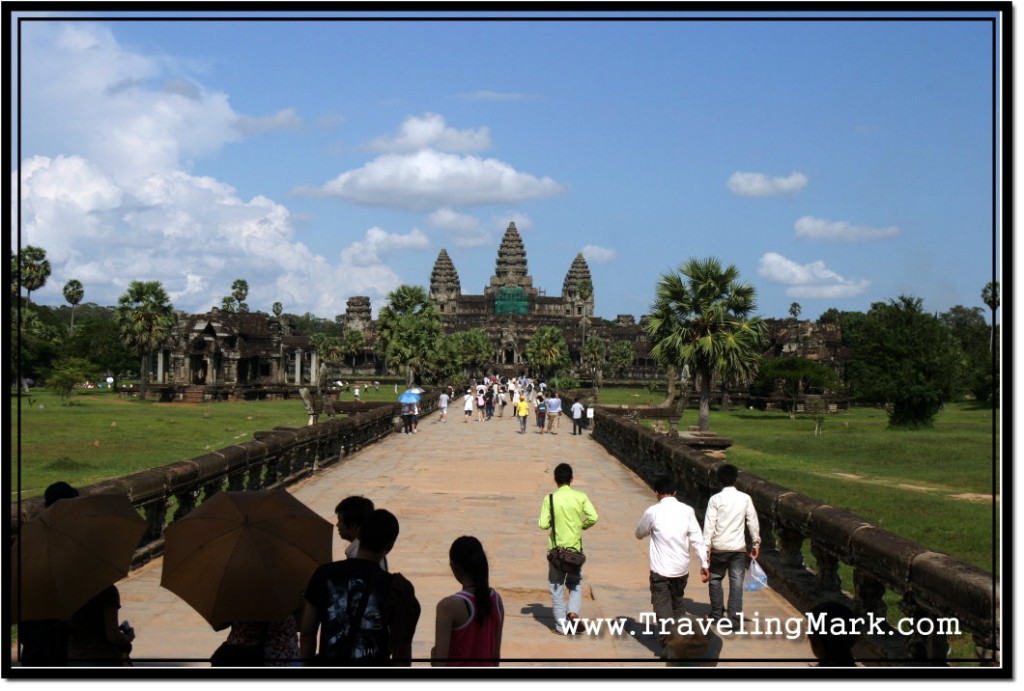 Photo: Angkor Wat Central Causeway is Less Busy in the Afternoon