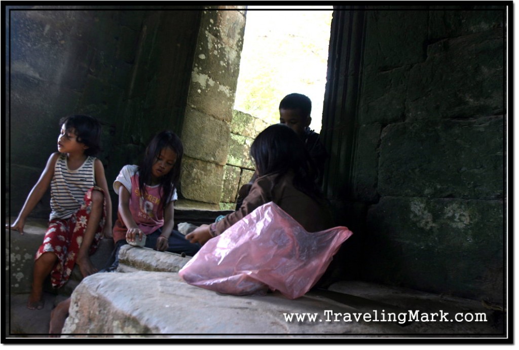 Photo: Child Touts Operating at Ta Prohm Took Refuge from the Rain