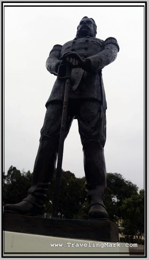 Statue in Reducto 2 Park in Miraflores