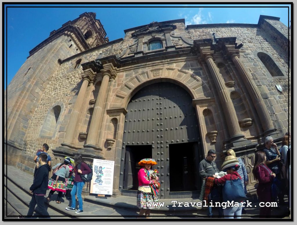 Photo: Peruvians Baiting Tourists to Spend Money in Front of Convent of Santo Domingo
